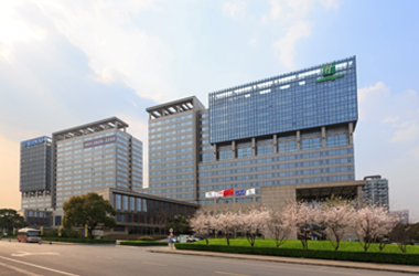 与洲际酒店管理集团签订酒店管理协议，规划虹桥区域新酒店项目。 第一次接触两岸文化经济交流活动，参与推进海峡两岸人文艺术及经济发展各层面的交往。 支持赞助了第3届远见华人企业领袖高峰会在上海的举办，并开启了与台湾远见长达10多年的合作关系。